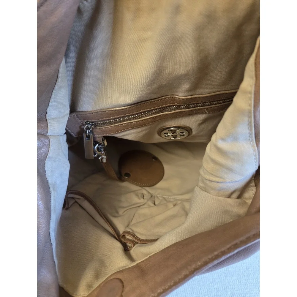 TORY BURCH Tan Beige Soft Leather Slouch Hobo Handbag Logo Metal Accents